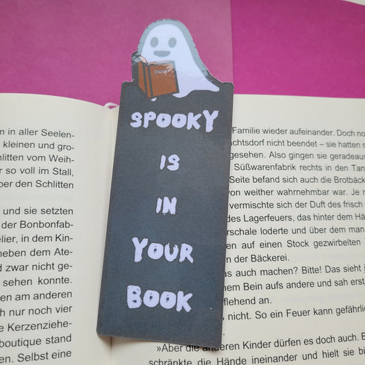 Form-Lesezeichen „Spooky is in your Book“