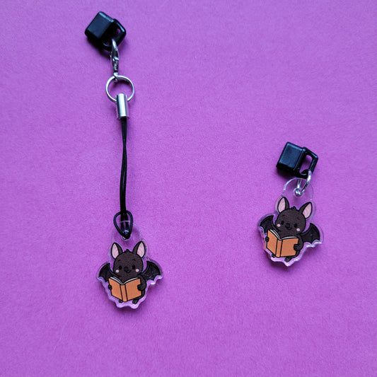 USB-C-Charm „Batty, die lesende Fledermaus“