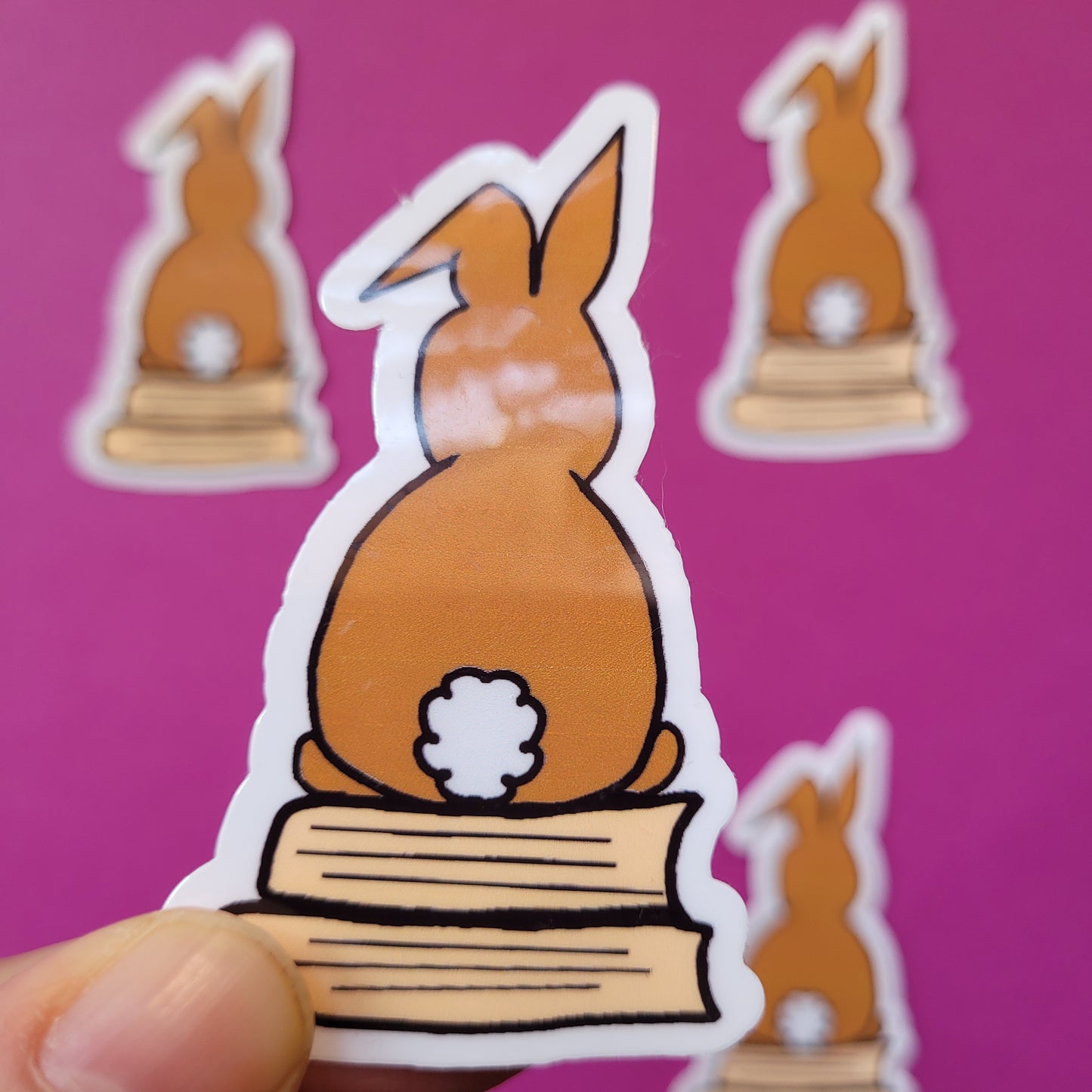 Sticker „Hase auf Büchern"