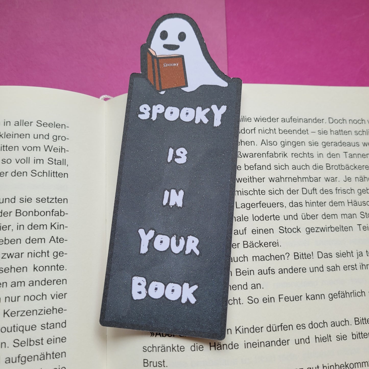 Form-Lesezeichen „Spooky is in your Book“