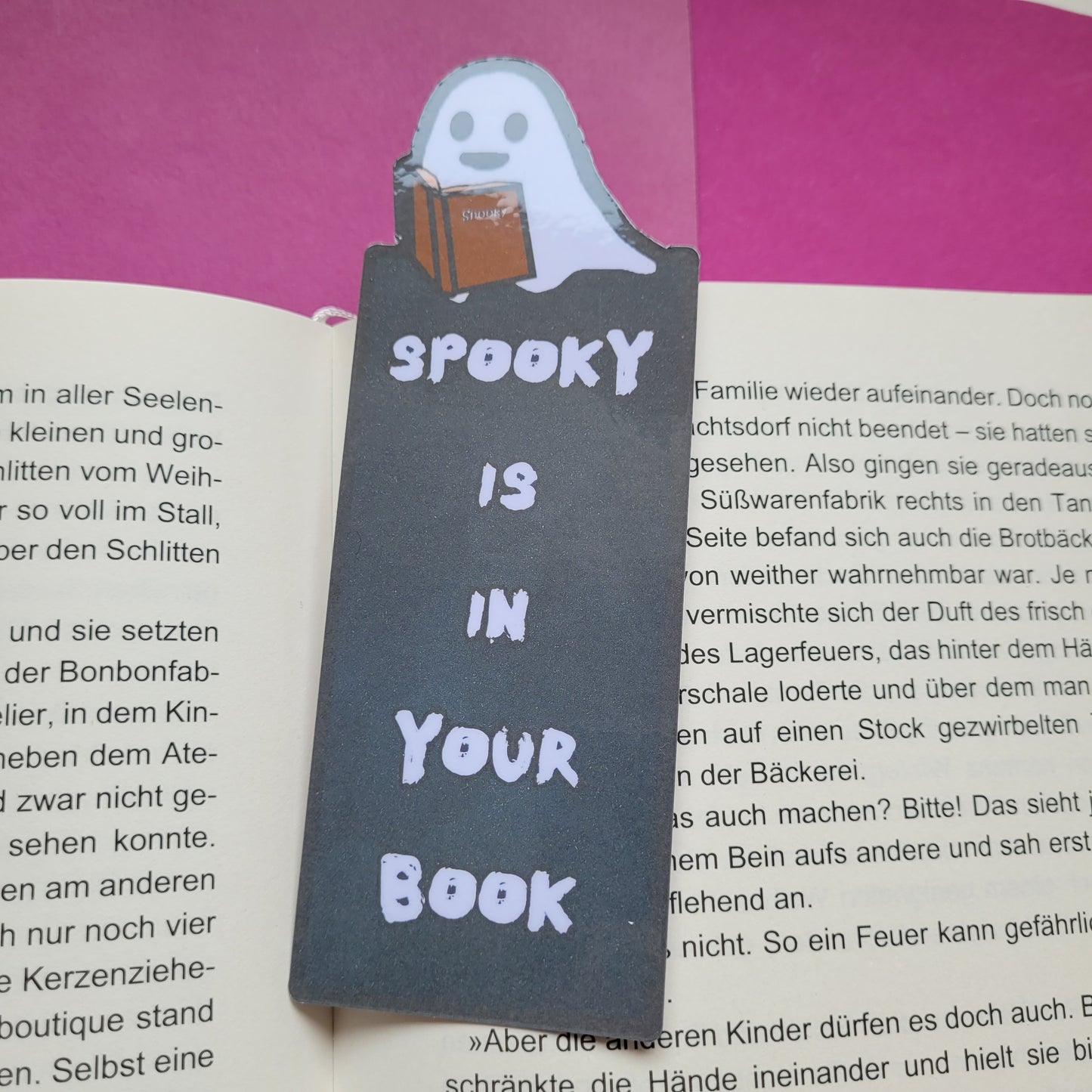 Form-Lesezeichen „Spooky is in your Book“