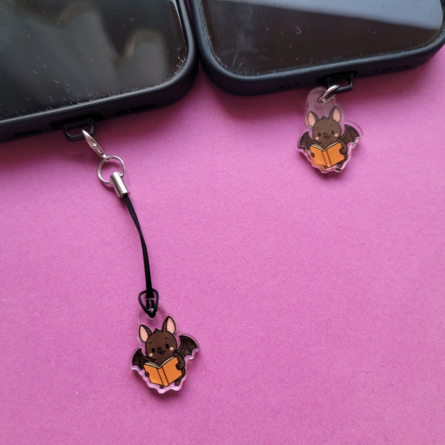 USB-C-Charm „Batty, die lesende Fledermaus“