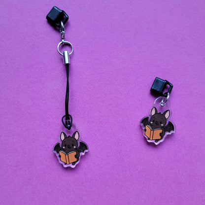 USB-C-Charm „Batty, die lesende Fledermaus“