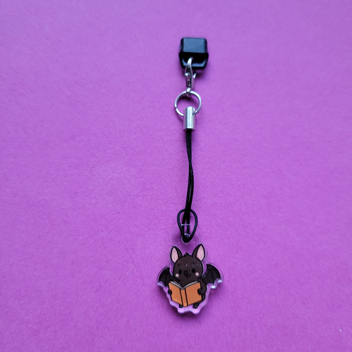 USB-C-Charm „Batty, die lesende Fledermaus“