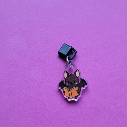 USB-C-Charm „Batty, die lesende Fledermaus“